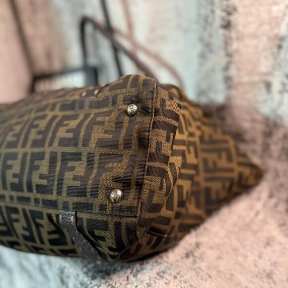 *Authentic* Fendi LINDA Tote - Picture 6 of 9